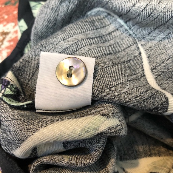 Tommy Bahama 100% Silk Hawaiian Tropical Floral Print Tie Front Top - Picture 12 of 13